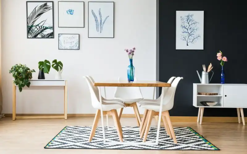 salle a manger avec décoration murale avec plusieurs tableaux tons clairs