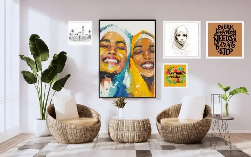 salon avec une décoration murale avec plusieurs cadres