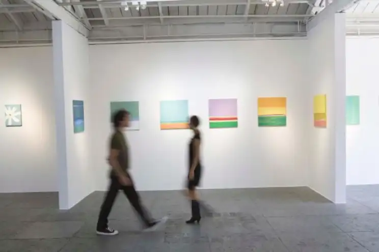 image d'une galerie avec des tableaux de peinture artistique abstraite