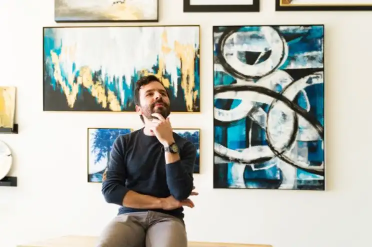 image d'une galerie avec des tableaux de peinture artistique abstraite